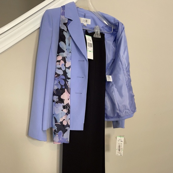 Le Suit Pant Suit, Women’s 2 pc; violet jacket w/black pants. Size 8Petite. NEW - Picture 2 of 13